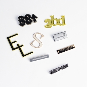 Etiquetas Metálicas Personalizadas Ecológicas en Tono Dorado, Cortadas con Láser, para Abaya, Moda Modesta, Logotipo en Árabe/Inglés, Etiquetas Premium de Aleación de Zinc - Product Image 5