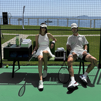 Banc de sport extérieur moderne en métal confortable pour parcs et terrains de tennis, sièges durables et résistants à l'eau