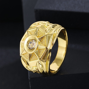 Anello da Uomo Elegante in Tono Oro con Zirconi, Gioiello da Dito alla Moda - Product Image 2