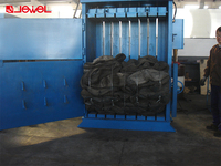 Presse à balles hydraulique verticale semi-automatique à haute efficacité pour le recyclage des déchets de balles de pneus automobiles de véhicules en caoutchouc usagés