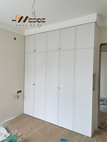 Armoire de chambre moderne avec portes battantes, design autoportant, coiffeuse convertible sur mesure