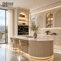 Meubles de cuisine modernes en crème style français, niche de présentation architecturale à arche romaine, tour de four intégrée, menuiserie de penthouse