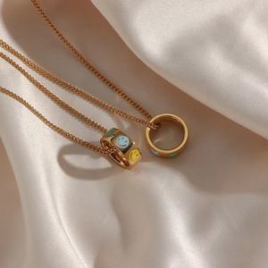 Collana con ciondolo a forma di stella con fiore a forma rotonda in acciaio inossidabile placcato oro 18 carati con smalto epossidico - Product Image 3