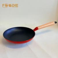 Nouveauté 2026 : Batteries de cuisine en fonte émaillée personnalisées en usine, plus légères, avec poêles, planchas et poêles à frire, ustensiles de cuisine à manche en bois