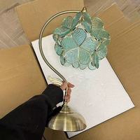 Lampe de table en verre en forme de pétale de style américain, base en métal, à intensité variable – Décoration de chambre douillette, ornement romantique pour chevet de mariage, tendance