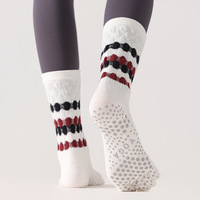 Nouvelles chaussettes de yoga mi-mollet à cinq doigts pour femmes, antidérapantes, sans couture, pour l'entraînement de Pilates et le fitness, antibactériennes, fourniture ODM professionnelle