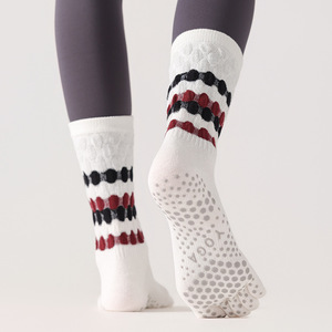 Nouvelles chaussettes de yoga mi-mollet à cinq doigts pour femmes, antidérapantes, sans couture, pour le Pilates, l'entraînement et le sport – Fournisseur ODM - Product Image 1
