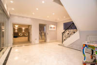 Escalier intérieur européen CBMmart, couleur noire, design en fer forgé, escalier en marbre blanc de luxe