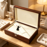Boîte de rangement pour bijoux en bois foncé avec serrure, logo personnalisé, boîte cadeau de luxe en bois pour bijoux avec doublure en cuir souple pour objets de collection