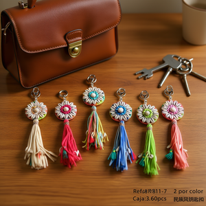 Llavero de estilo étnico con borla y diseño floral colorido para bolso o accesorio de llaves - Product Image 3