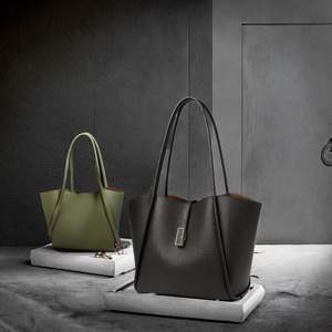 Bolso de hombro ajustable para mujer de gran capacidad, informal, con múltiples bolsillos, plisado, con cierre de cremallera. - Product Image 3