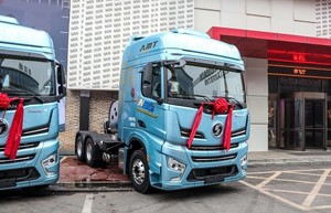 Camión Tractor Diésel Shacman X6000 6x4 con Transmisión Automática y Cabina de Techo Alto para Transporte Logístico - Product Image 3