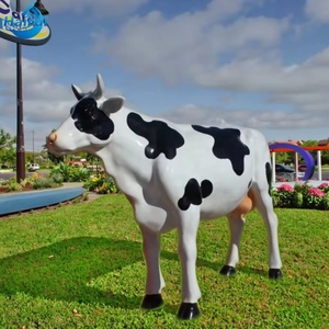 Sculpture de vache laitière réaliste en fibre de verre - Statue d'animal de ferme artistique peinte à la main pour les jardins, la décoration intérieure et comme cadeau pour les amateurs d'art - Product Image 2