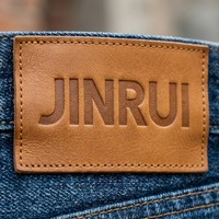 Étiquette en cuir PU personnalisée en rouleau, fabriquée en usine, avec bord découpé au laser et design écologique gaufré à chaud pour jeans