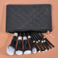 Ensemble de maquillage professionnel de luxe Daily Queen avec pinceaux Kabuki en poils de chèvre, manche en bois, strass blancs et noirs, et logo personnalisé pour anticernes