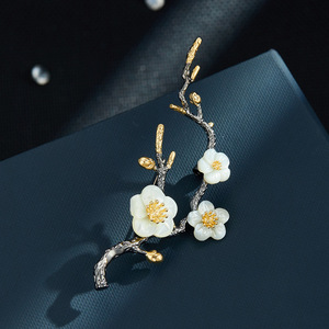 Fashionable Two Tone Gold Plum Blossom Brooch Women's Zinc Alloy Flower Corsage Party Elegant Seashell Design - Product Image 1