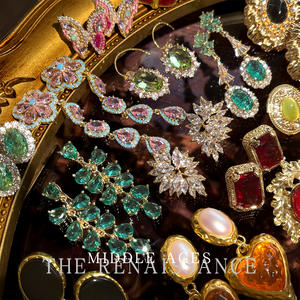 Pendientes de Botón Vintage de Latón Chapado en Oro con Forma de Borla, Estilo Retro Exagerado con Pedrería, Estilo de Corte de Lujo Ligero para Mujer, para Fiestas - Product Image 1