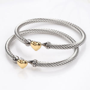 Bracelet manchette en fil torsadé en acier inoxydable plaqué or 18 carats |   Bracelet ouvert réglable avec breloque en forme de cœur pour femme - Product Image 1