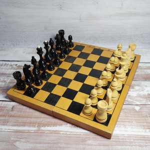 Juego de Ajedrez de madera de diseño simple y elegante, piezas de ajedrez de madera de alta calidad en color negro y amarillo para niños y adultos - Product Image 1