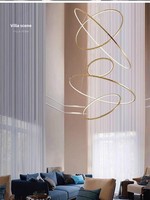 Villa duplex, salon à plafond haut, style moderne minimaliste, espace ouvert, escalier circulaire creux, lustre en acier inoxydable doré