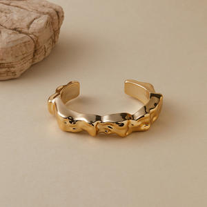 Bracelets en acrylique à manchette ouverte, texture asymétrique creuse, bracelet vintage, bijoux unisexe - Product Image 1