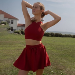 Conjunto Deportivo OEM Personalizado de Dos Piezas, Falda Corta de Gimnasio de Algodón, Top Halter con Cordón Ajustable, Secado Rápido, Color Rojo Rio, Estilo Waffle - Product Image 4