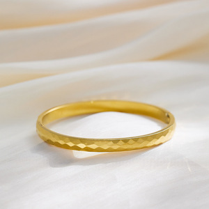 Pulsera de acero inoxidable chapada en oro de 18 quilates que no se deslustra, brazalete de textura Irregular impermeable a la moda para mujer, pulseras y pulseras - Product Image 1