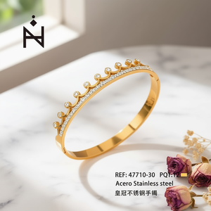 Brazalete Angelina Crown, Chapado en Oro con Cristales, Joyería de Lujo para Mujer - Product Image 4