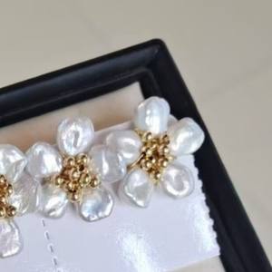 Boucles d'oreilles clous pour femme en plaqué or 14 carats avec pétales de fleurs et fausses perles, forme irrégulière blanche - Product Image 3