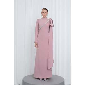 Robe de soirée élégante asymétrique pour femme Puane, ornée de pierres et de détails accessoires, robe de cérémonie rose poudré - Product Image 3