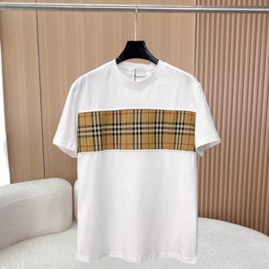 Camiseta de Manga Corta con Cuello Redondo para Hombre, Negra, con Detalles a Contraste en Estilo Burberry, Corte Regular Informal, 100% Algodón Tejido - Product Image 2