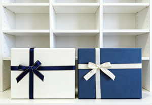 Caja de Regalo de Cartón Azul y Blanco con Lazo de Satén Plateado y Forro de Esponja - Ecológica de Alta Gama para Embalaje Certificado de Vietnam - Product Image 2