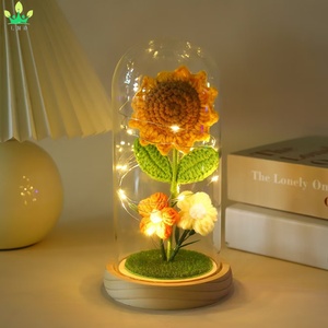 Lampe de nuit LED en forme de tournesol artificiel, inspirée de La Belle et la Bête, avec dôme en verre, base en bois, pétales de fleurs tombés et feuilles vertes - Product Image 2
