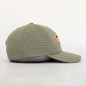 Gorra de Béisbol Deportiva Personalizada OEM de 6 Paneles, de Alta Calidad, con Orificios Cortados con Láser Verde, con Imagen Deportiva y Logotipo Bordado en 3D - Product Image 4