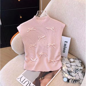 Gilet tricoté pour femme avec détail nœud, en soie glacée, sans manches, rose et blanc, coupe ajustée pour un usage décontracté - Product Image 2