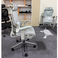 Chaise de bureau ergonomique contemporaine en acier blanc avec support lombaire réglable, repose-pieds rétractable, dossier haut et maille respirante