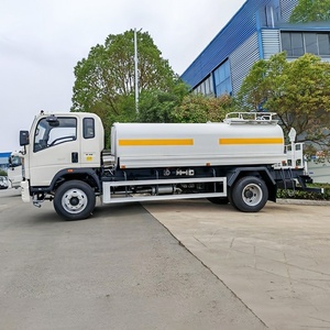 Camión Cisterna de Agua Sinotruk HOWO 4x2 de 9000L para Limpieza de Carreteras, Control de Polvo y Uso en Obras de Construcción - Product Image 4