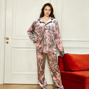{En stock} Pijamas de terciopelo térmico de alta gama para mujer, forrados de lana para invierno, manga larga, longitud completa, con diamantes dorados, ropa de casa ODM One - Product Image 2
