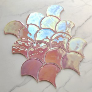 Prezzo all'ingrosso nuovo prodotto <span class=keywords><strong>rosa</strong></span> forma di ventaglio di pesce scala iridescente tessere di mosaico di vetro per la decorazione della parete - Product Image 3