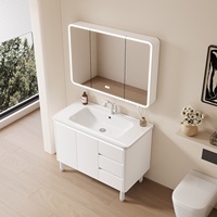 Set Kabinet Kamar Mandi Nordik Aluminium Sarang Lebah Tebal Model Berdiri dengan Wastafel Keramik Terintegrasi Dua Bagian dan Cermin Vanity