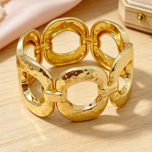 Massives Gold-Armband mit gehämmerten Gliedern, handgefertigtes Statement-Schmuckstück, Geburtstagsgeschenk für Frauen - Product Image 1