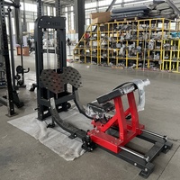 Máquina de fuerza profesional ajustable con sistema de pin para ejercicios combinados de dorsales y remo, ideal para un entrenamiento completo de espalda.