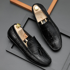 Mocassins plats confortables pour hommes en cuir de veau italien, chaussures habillées d'automne avec pompons - Product Image 6