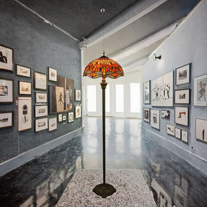 Lampe sur pied de style nordique moderne, libellule jaune, corps en fer Tiffany, source de lumière LED blanc chaud, salon, intensité réglable - Product Image 3