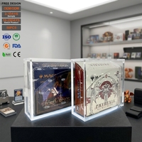 Boîte de présentation en acrylique transparent avec couvercle magnétique monté sur le dessus, résistante aux UV et anti-poussière pour échantillons TCG