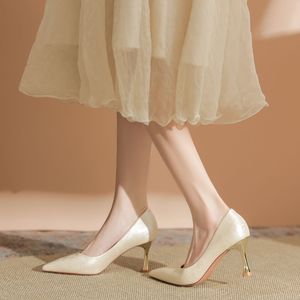 Zapatos de Tacón Alto para Mujer, Modelo 7666D, Punta en Pico, Tacón de Aguja, Satinados, Retro, de 5cm-8cm, Estilo Slip-On, Tendencia de Moda - Product Image 3