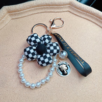 Porte-clés en gros avec fleurs mignonnes, pampilles de perles tendance, porte-clés de voiture, porte-clés féminin, accessoires créatifs pour sacs
