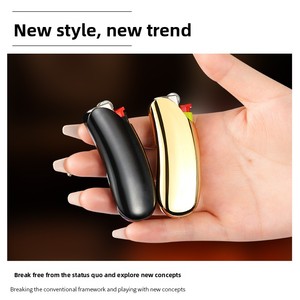 Étui pour briquet à <span class=keywords><strong>gaz</strong></span> en acier en forme de banane avec carburant au butane, design moderne et minimaliste pour briquets et cadeaux d'affaires - Product Image 3