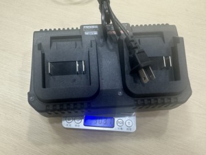 เครื่องชาร์จแบตเตอรี่ลิเธียมไอออนแบบสองพอร์ต 5.0Ah สำหรับตั้งโต๊ะ ใช้ไฟ AC 110-240V สำหรับเครื่องมือไฟฟ้า พร้อมปลั๊กหลายหัว - Product Image 6