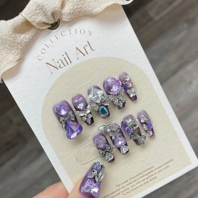 [Ongles faits à la main] ChristmasDark Style Papillon Plumes en métal tridimensionnelles pleines de diamants Faux ongles